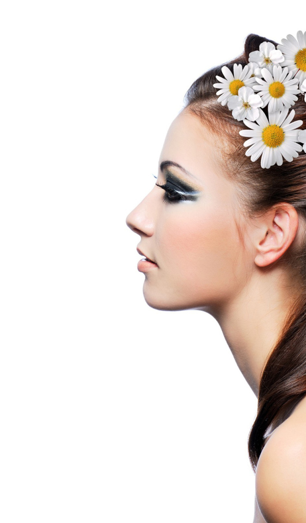 Девушка с ромашками в волосах