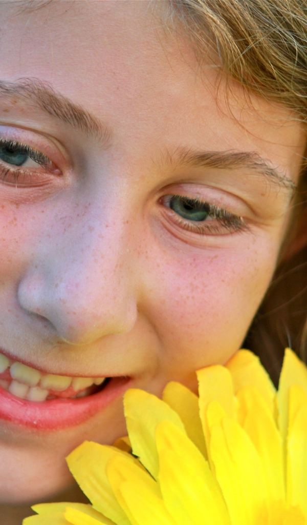 Девушка с веснушками и цветок