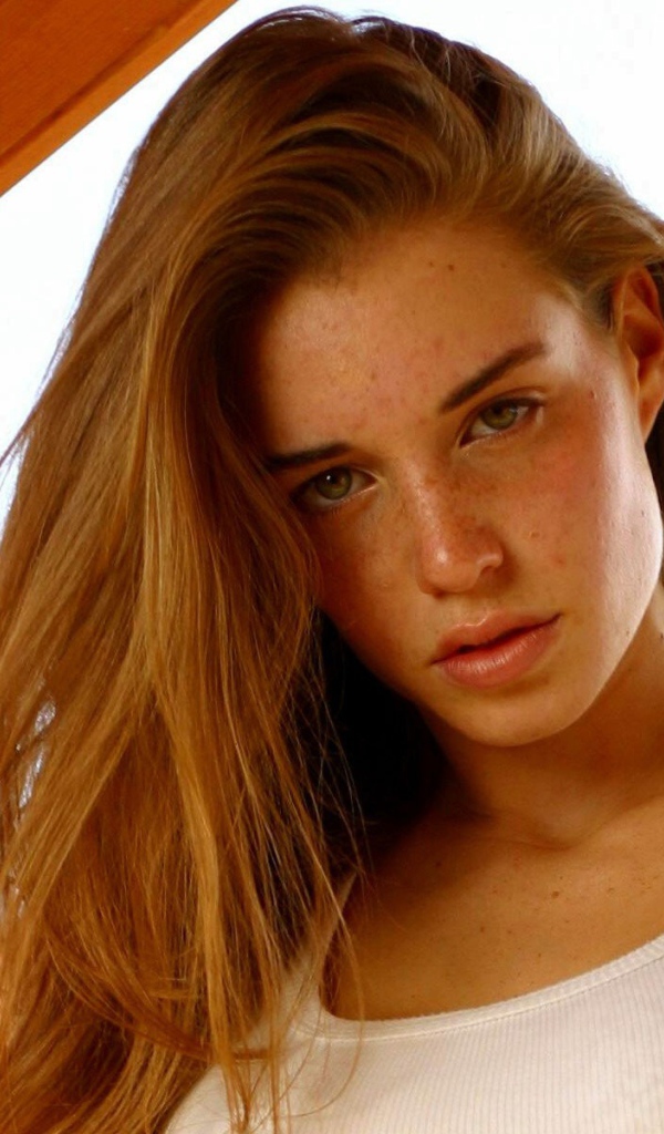 Девушка с веснушками у двери