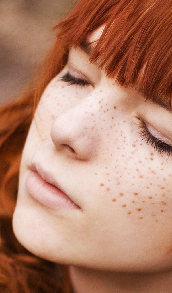 Девушка с веснушками закрыла глаза