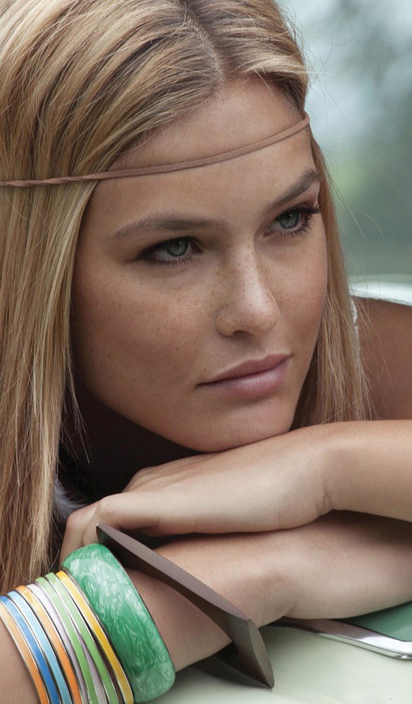 Девушка с веснушками в автомобиле