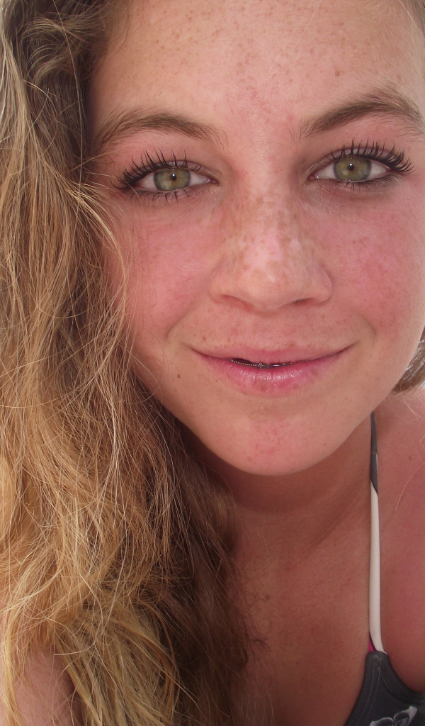 Девушка с веснушками на пляже