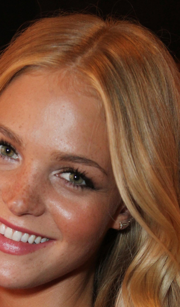 Девушка с веснушками улыбается