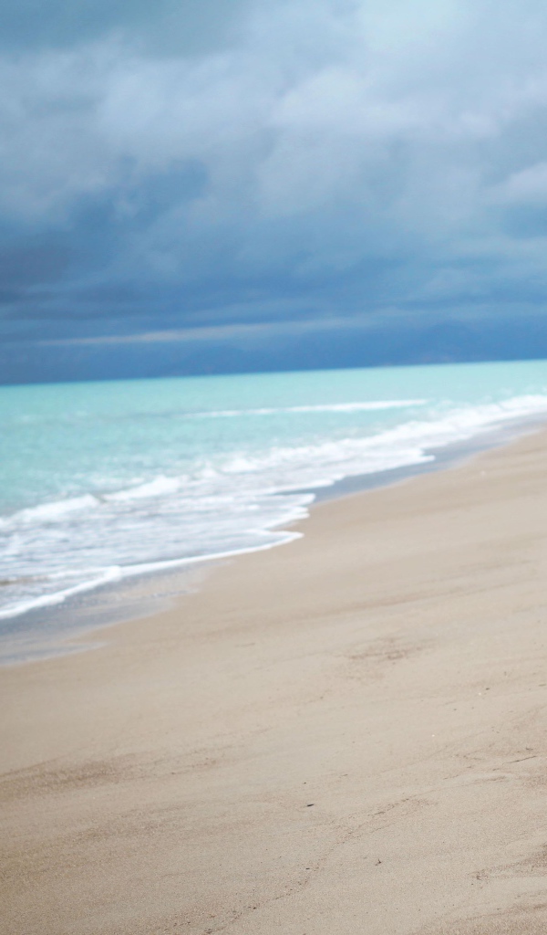 Прогулка девушки по песку