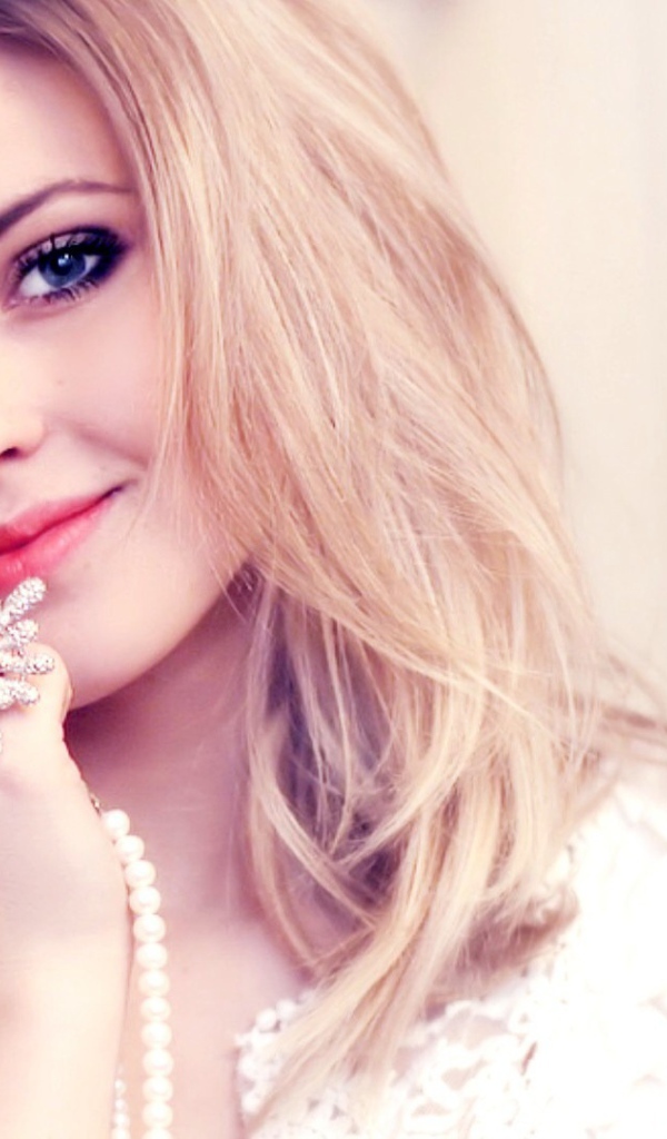 Драгоценности в руках у девушки