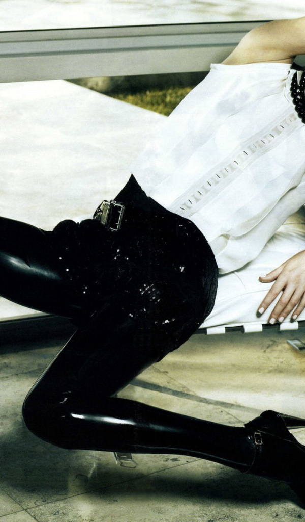 Мила Йовович позирует