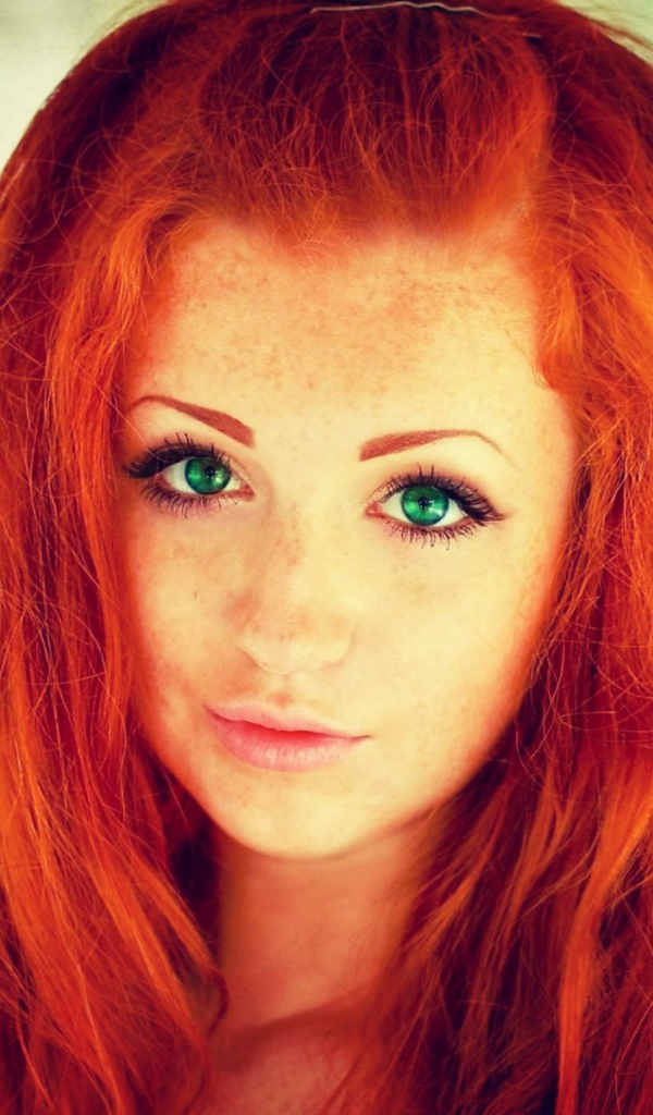 Рыжеволосая зеленоглазая девушка