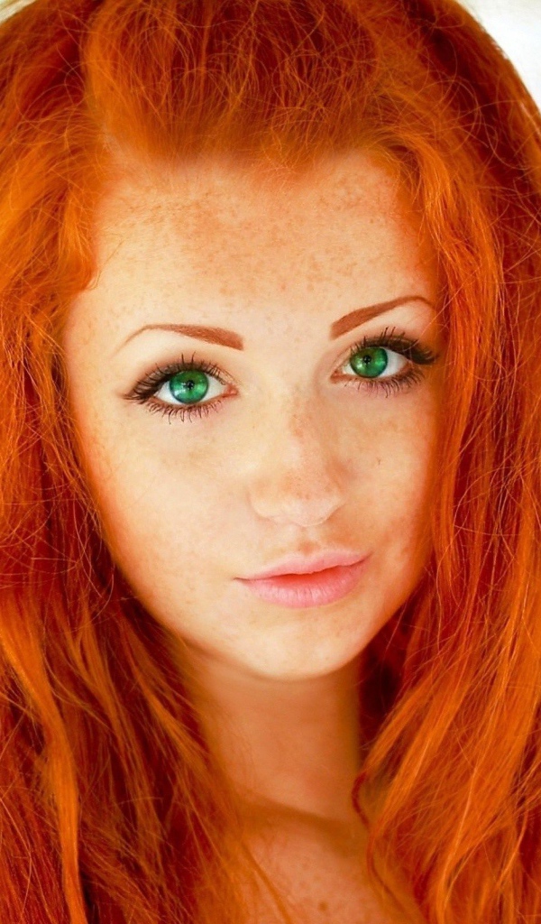 Рыжая девушка с веснушками