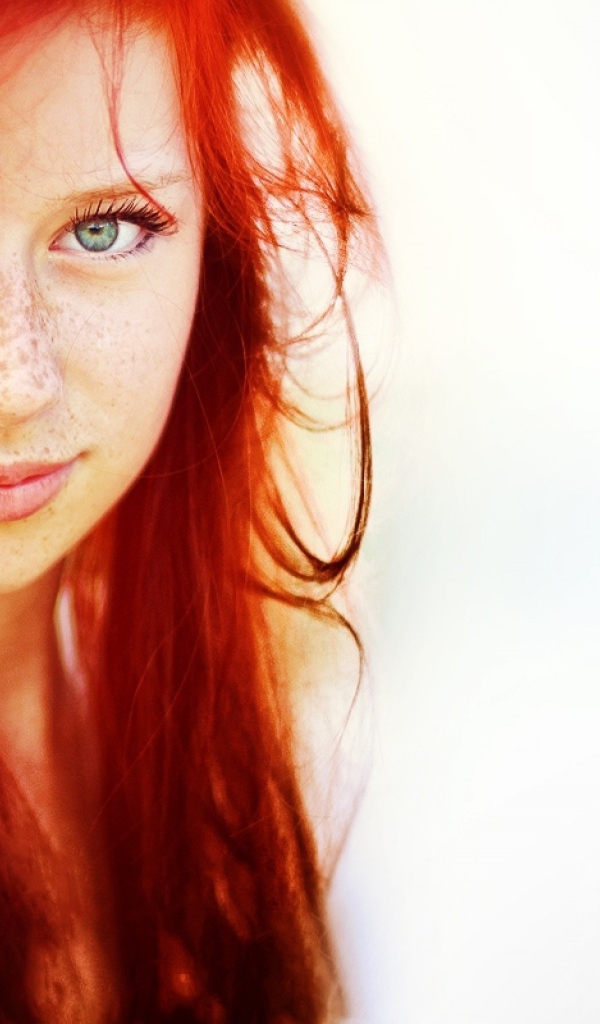 Сияющая девушка с веснушками