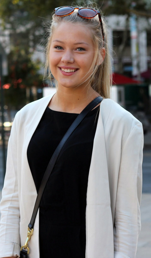 Улыбчивая девушка на улице