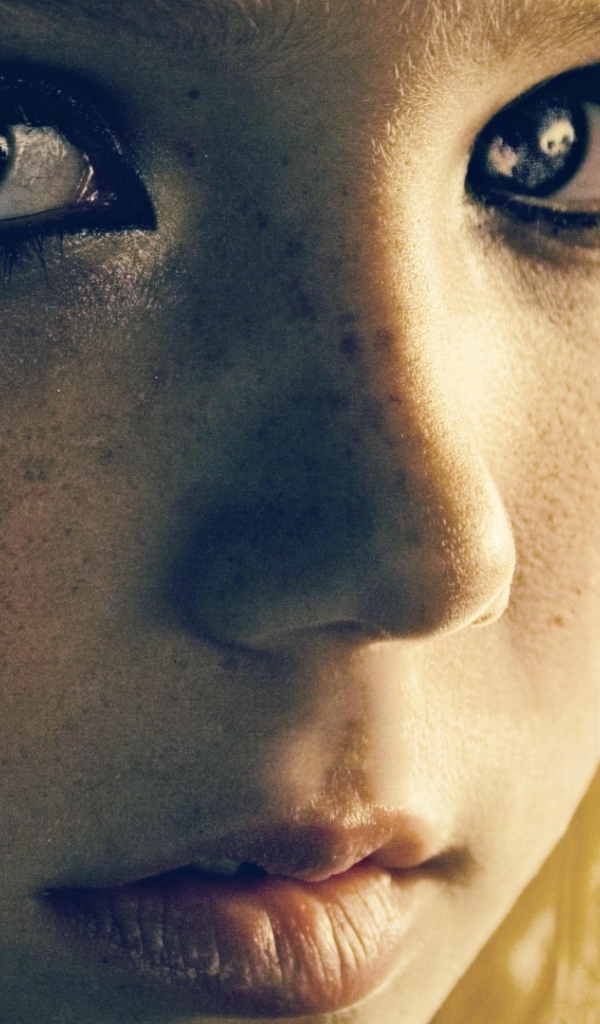 Завораживающие глаза у девушки с веснушками