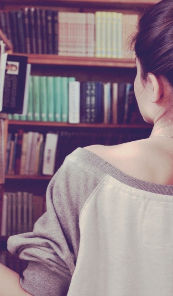 Девушка в библиотеке