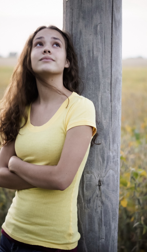 Девушка в желтой футболке