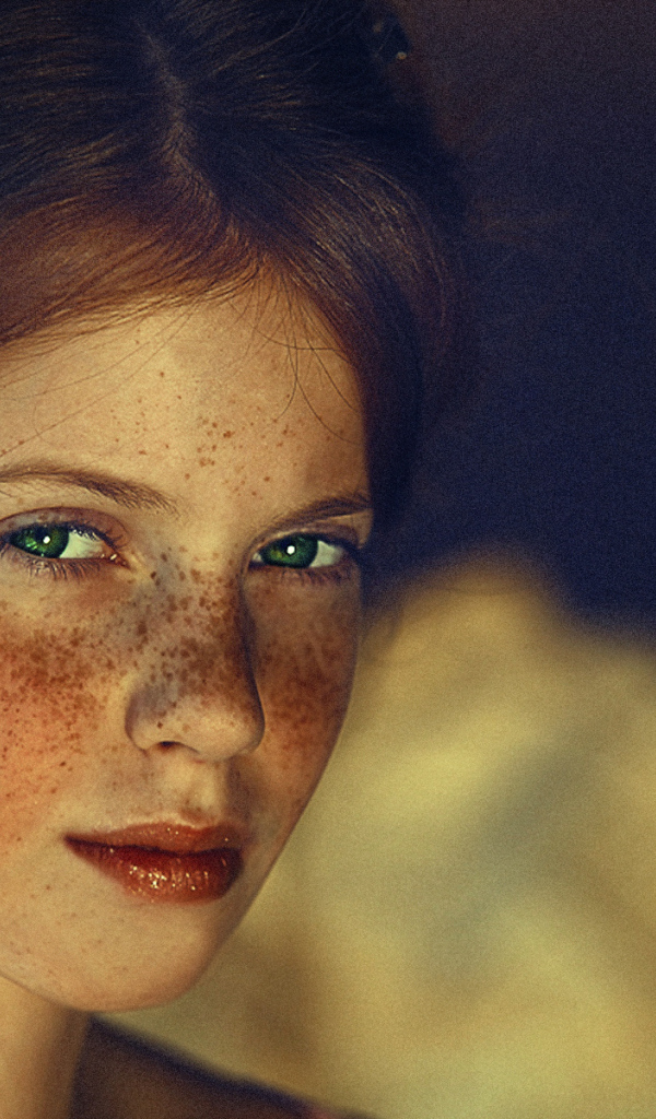 Зеленоглазая девушка с веснушками