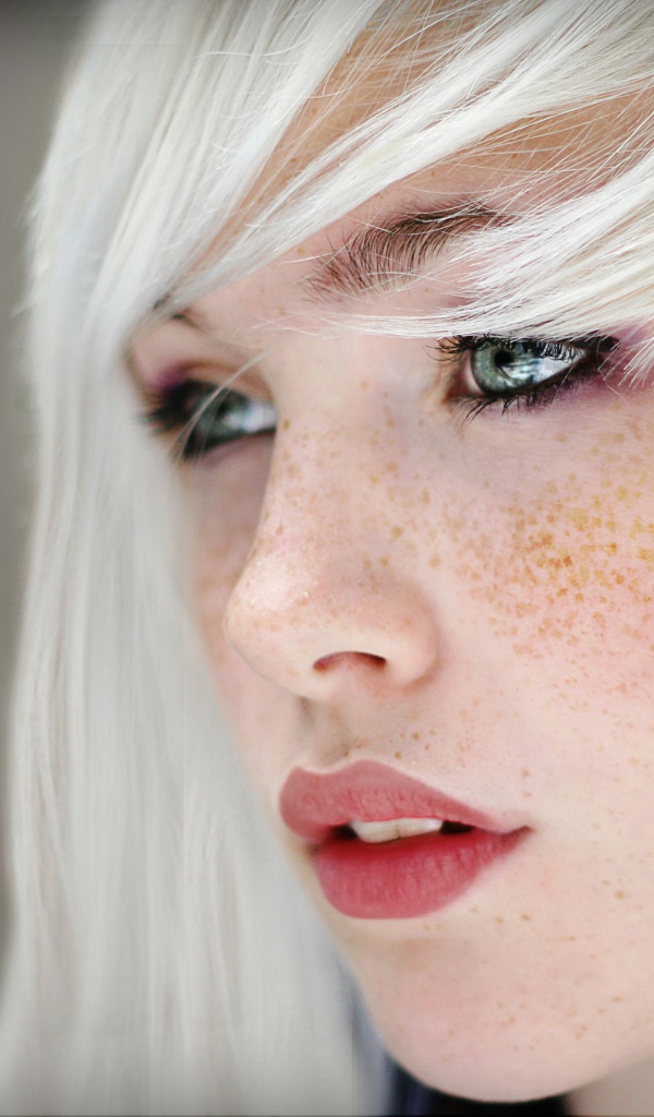 Беловолосая девушка с веснушками