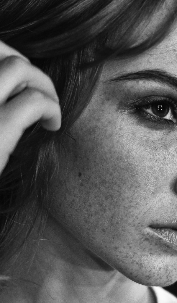 Задумчивая девушка с веснушками