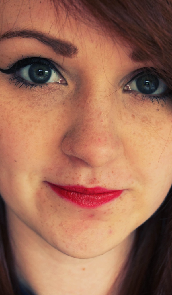 Очень красивая девушка с веснушками