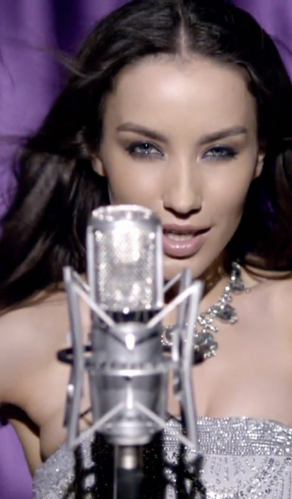 Известная модель Виктория Дайненко