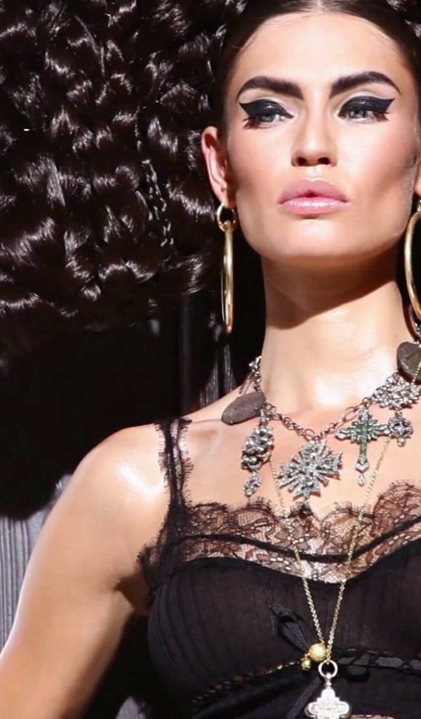 Актриса Саша Лусс