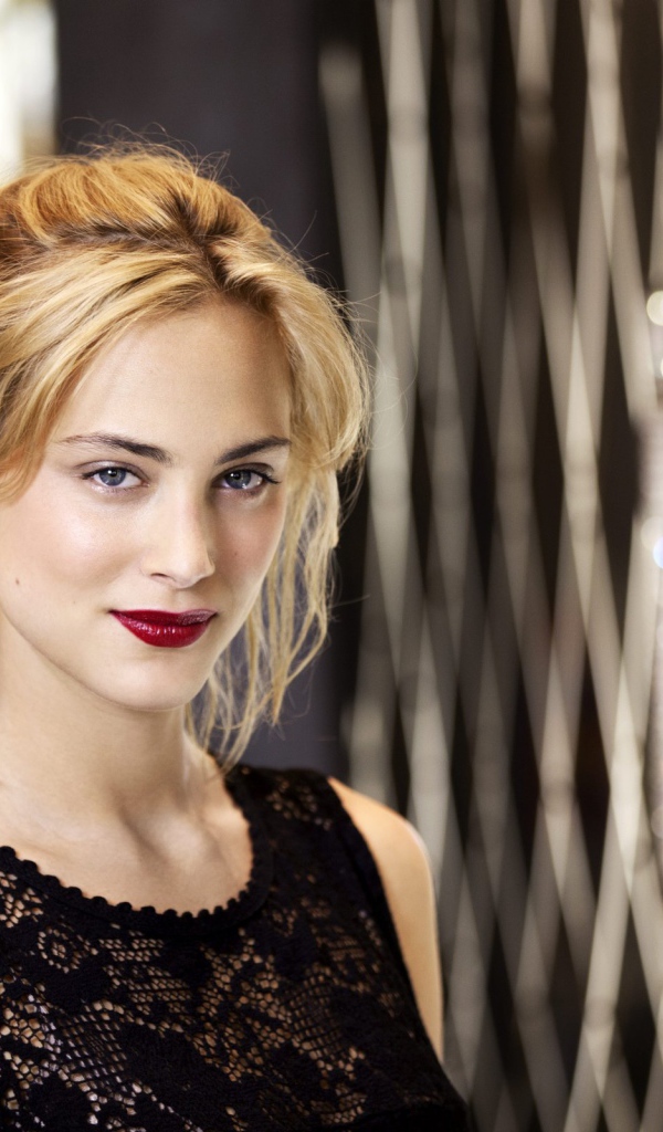 Популярная Нора Арнезедер