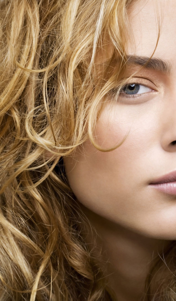 Популярная актриса Нора Арнезедер