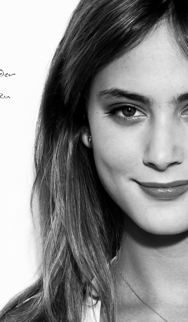 Красивая актриса Нора Арнезедер