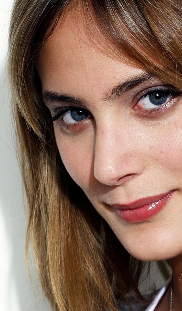 Известная модель Нора Арнезедер