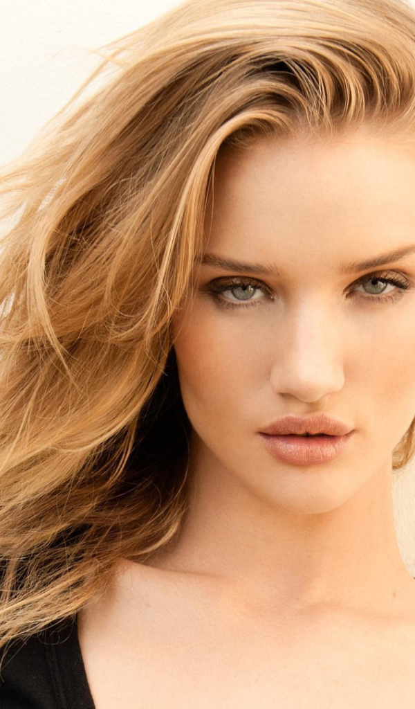 Прекрасная актриса Роузи Хантингтон-Уайтли