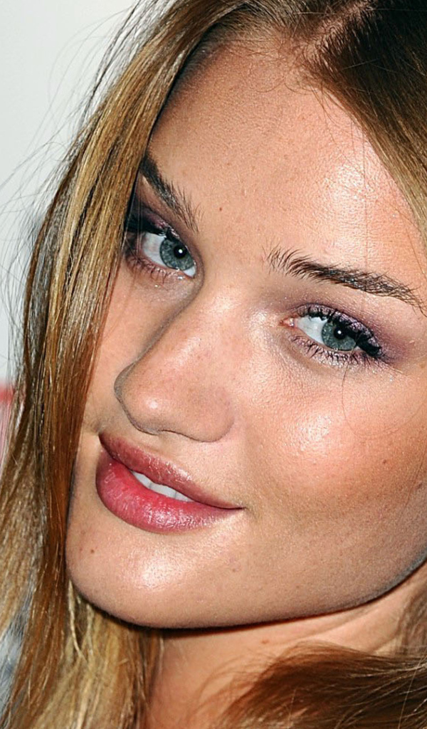 Популярная модель Роузи Хантингтон-Уайтли