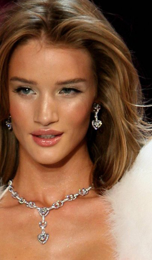 Известная звезда Роузи Хантингтон-Уайтли