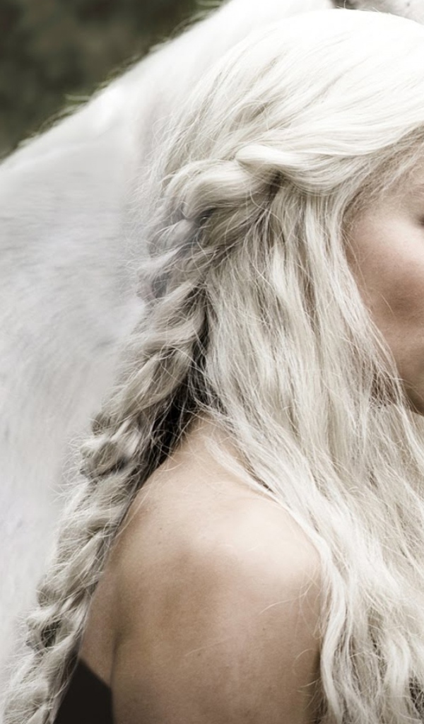 Популярная супермодель Эмилия Кларк