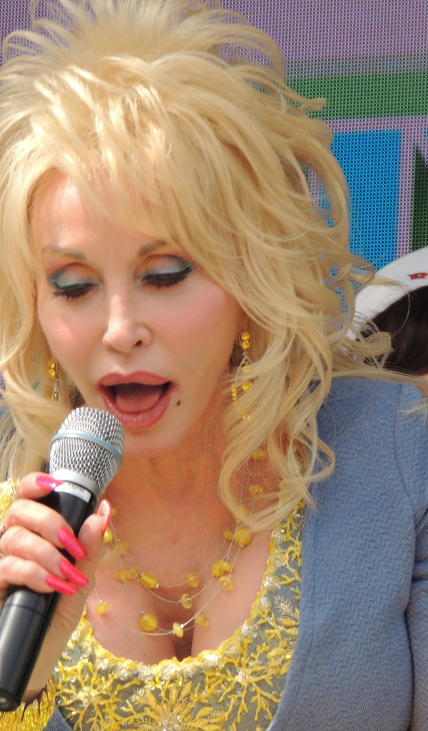 Очаровательная актриса Долли Партон