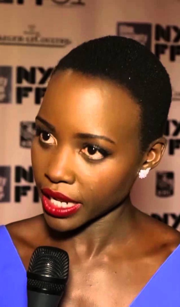 Красивая актриса Лупита Нионго