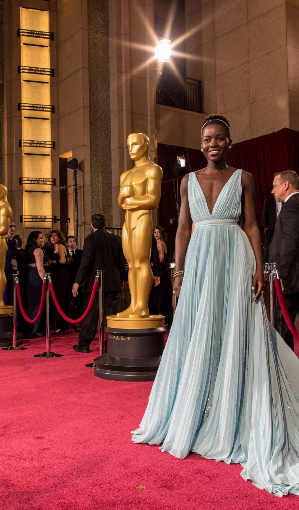 Очаровательная актриса Лупита Нионго