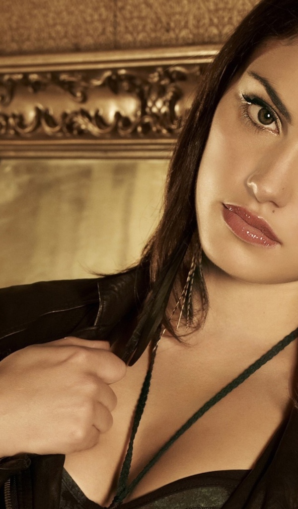 Актриса Фиби Тонкин