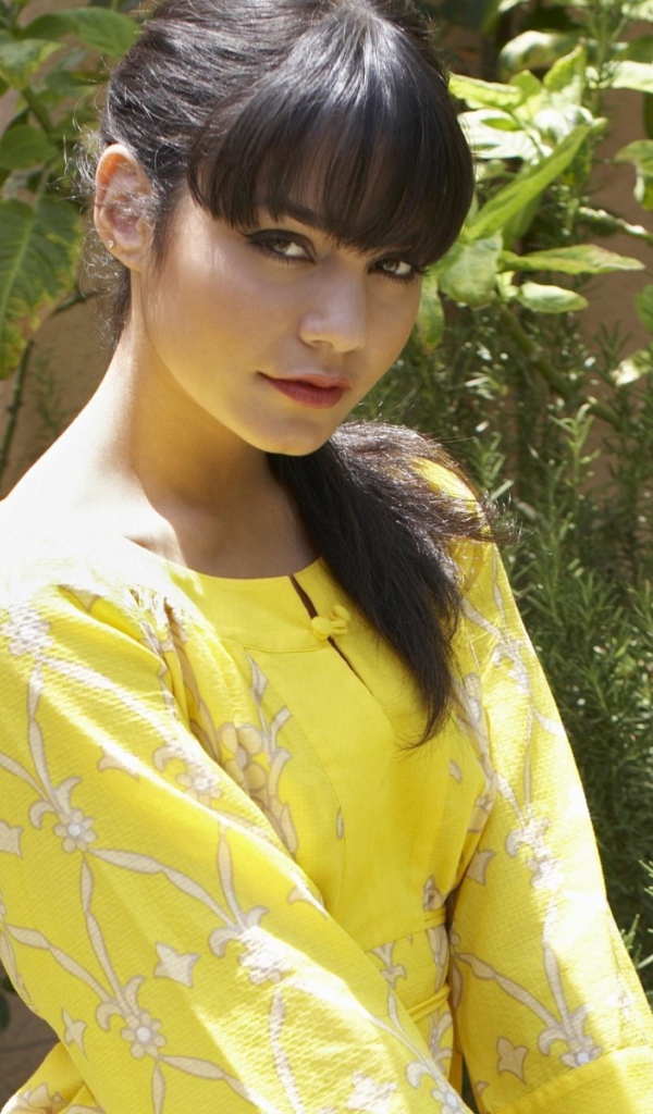 Actress Vanessa in a yellow dress