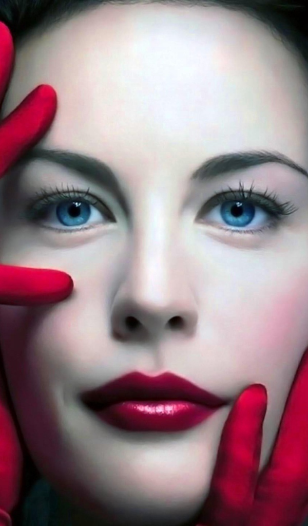 Актриса в красных перчатках