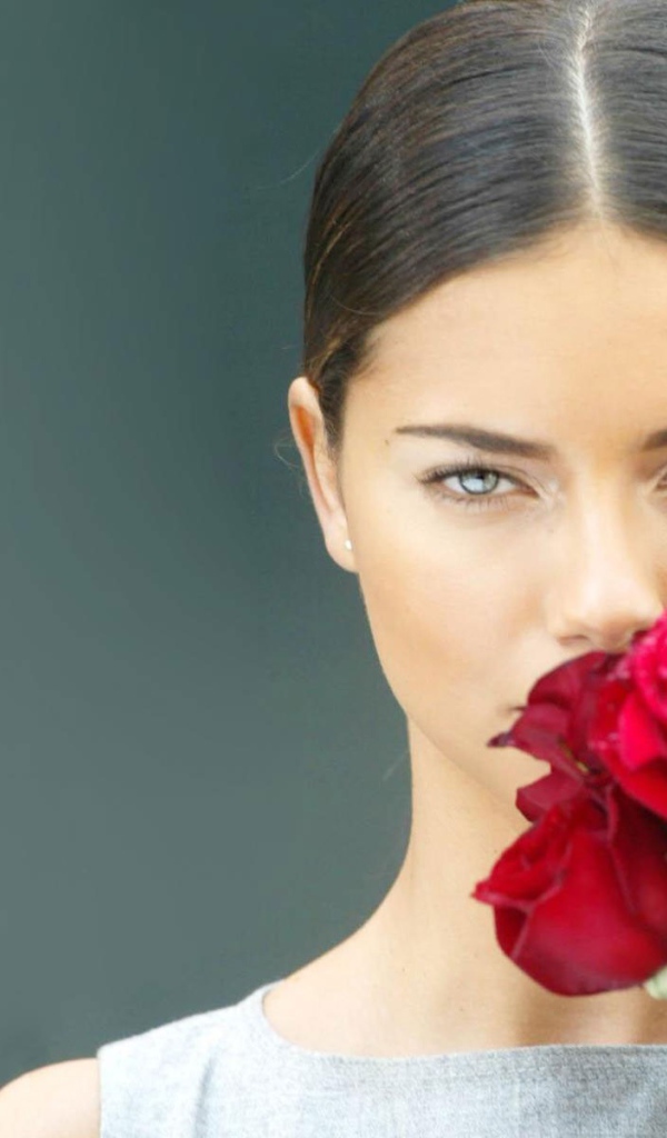 Адриана с букетом роз