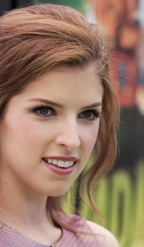 Анна улыбается