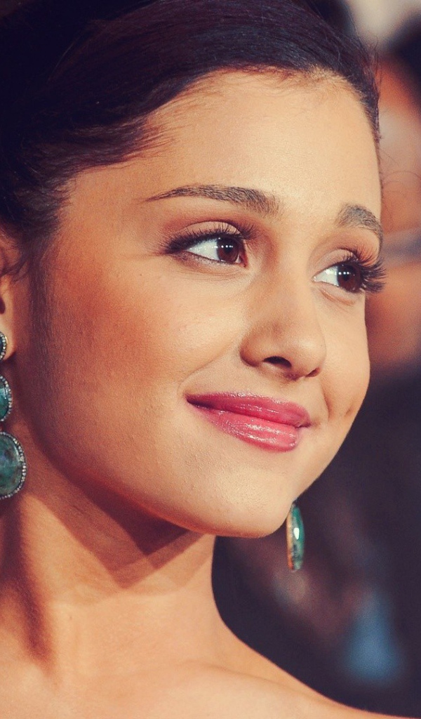 Красивые серьги у девушки