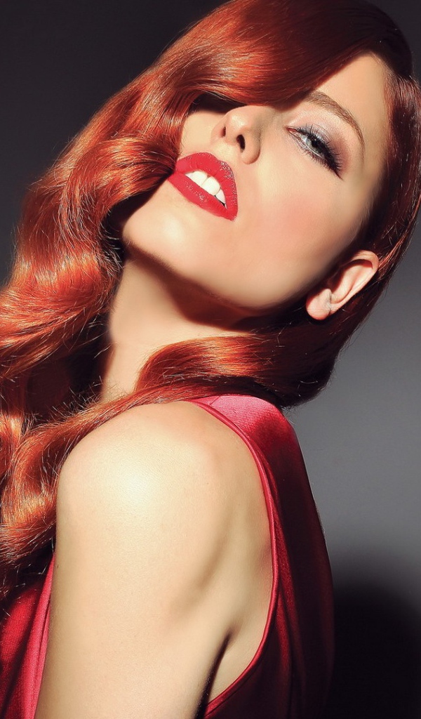 Красивая рыжая девушка