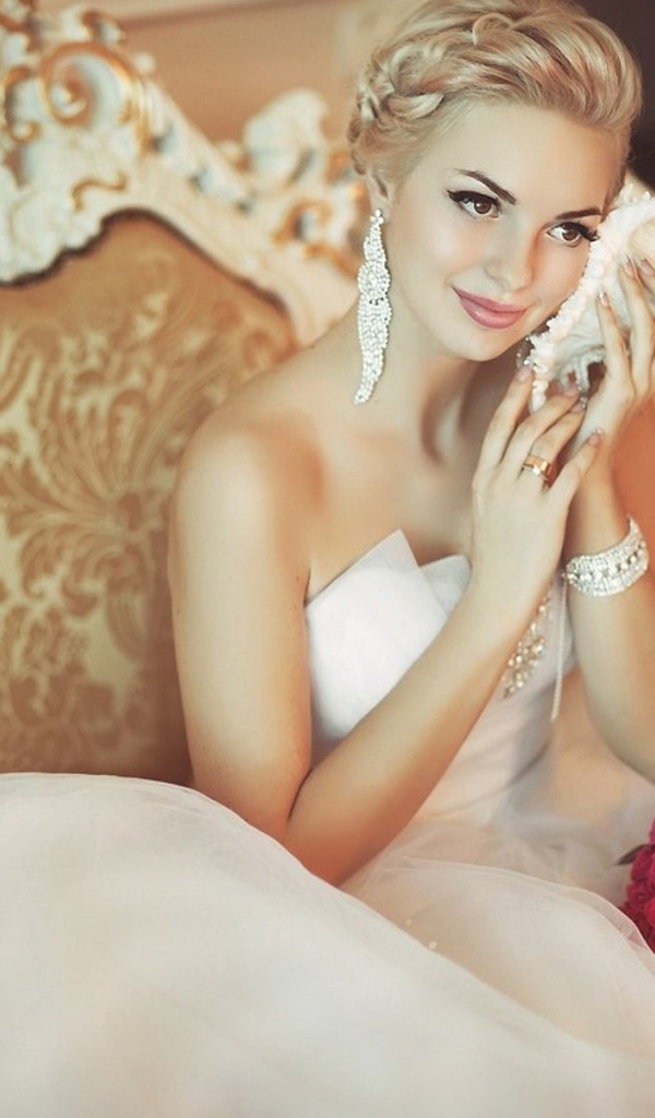 Блондинка в белом платье