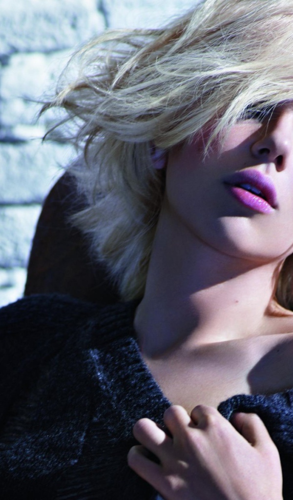 Блондинка в свитере