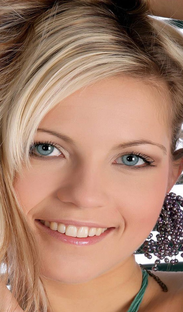 Блондинка с голубыми глазами