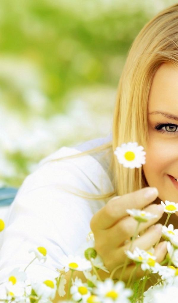Блондинка с ромашками