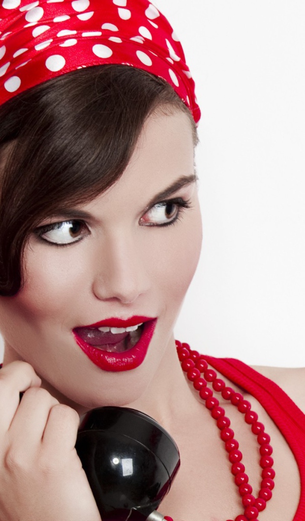 Брюнетка с телефоном