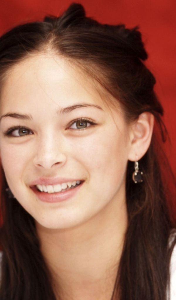 Кристин с приятной улыбкой