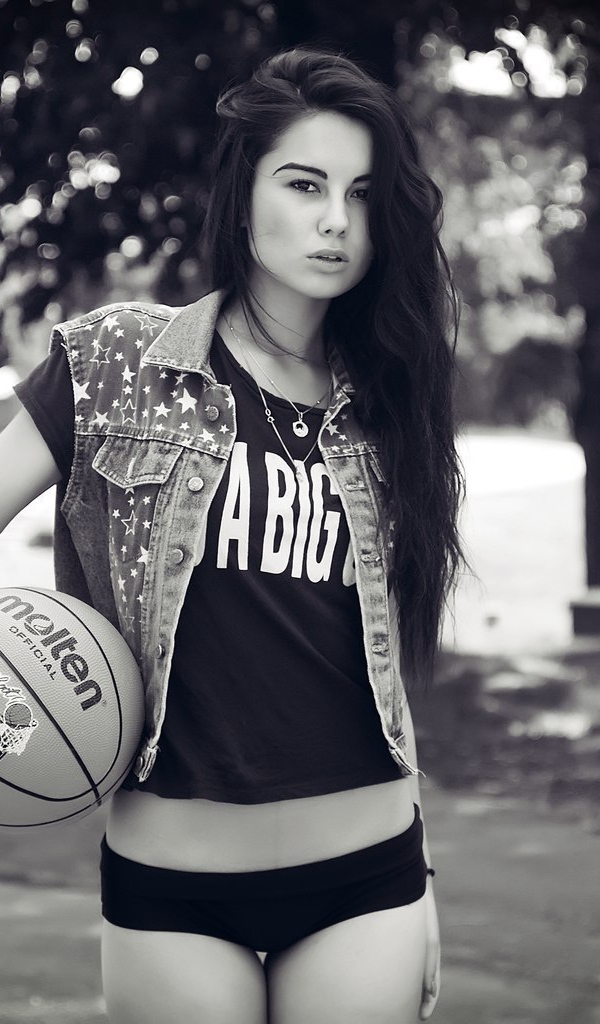 Диана Мелисон с мячом 