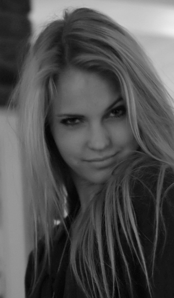 Девушка в черно белых тонах