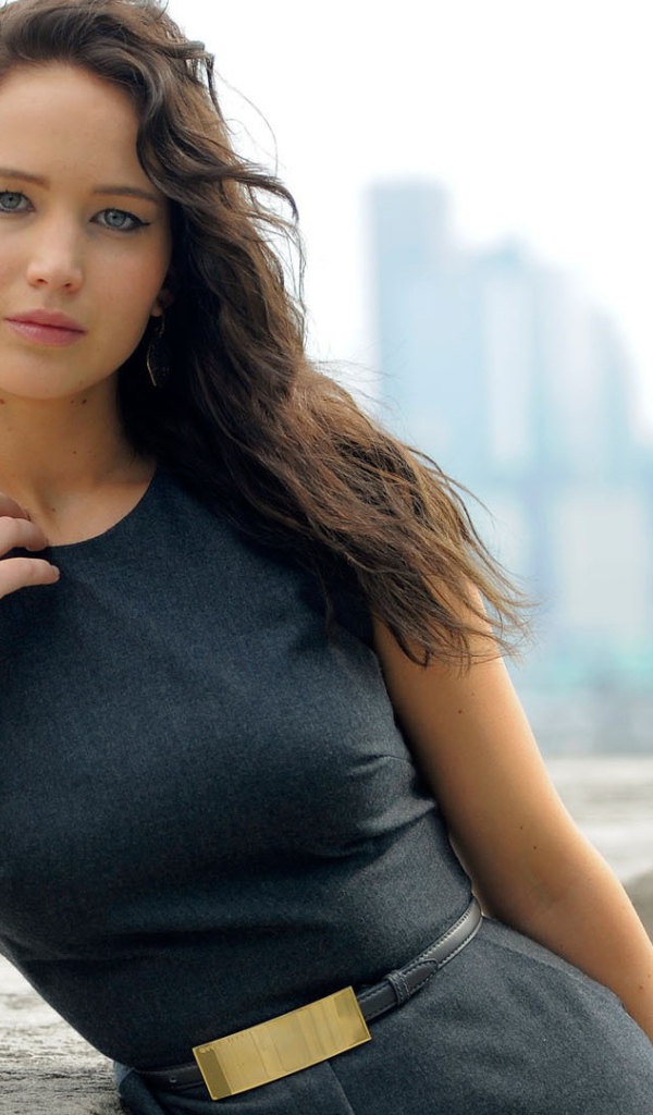 Девушка на фоне города